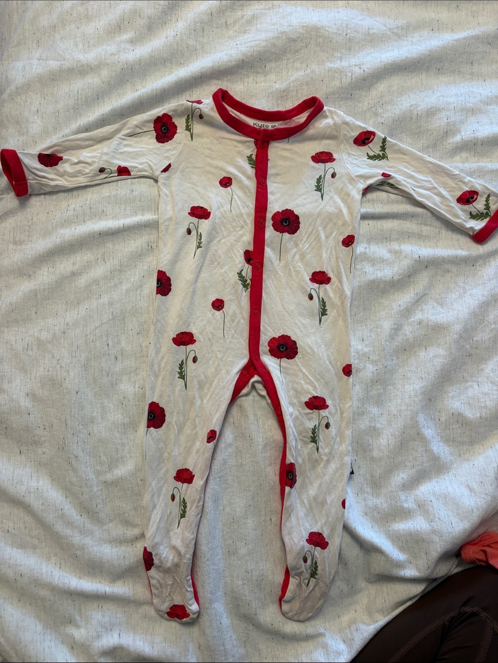 Kyte BABY White Poppy Print snap footies
